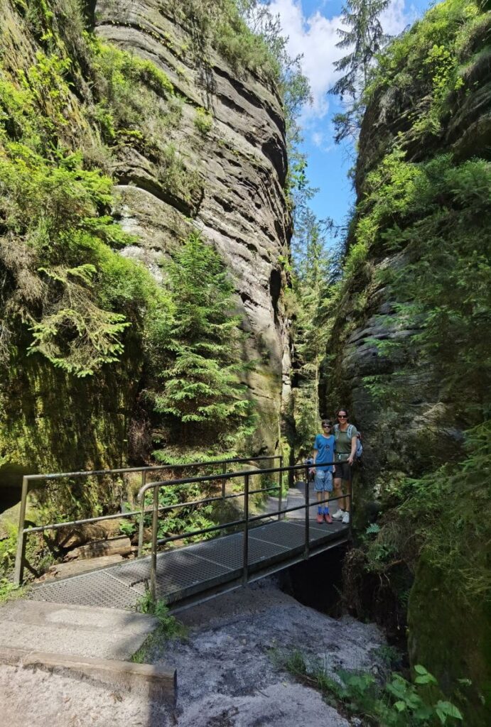 Schmal und abenteuerlich ist die Schwedenlöcher Wanderung inmitten der Felsen im Elbsandsteingebirge