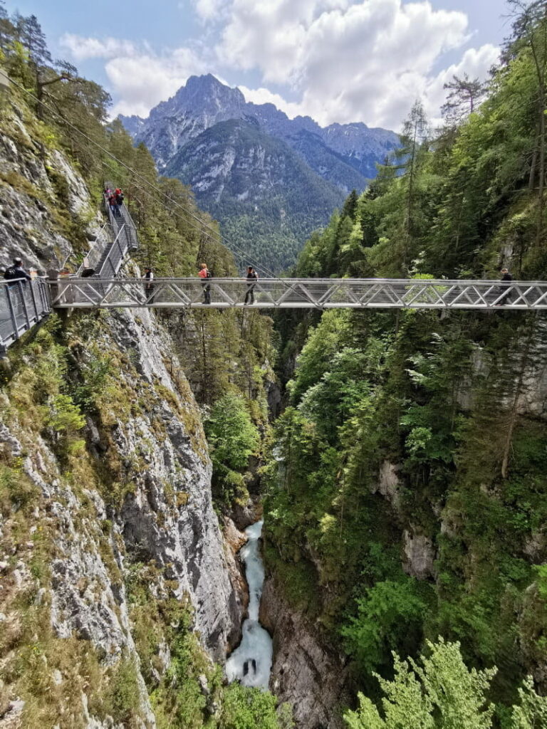 Leutaschklamm: Schlucht Österreich mit Blick auf das Karwendel