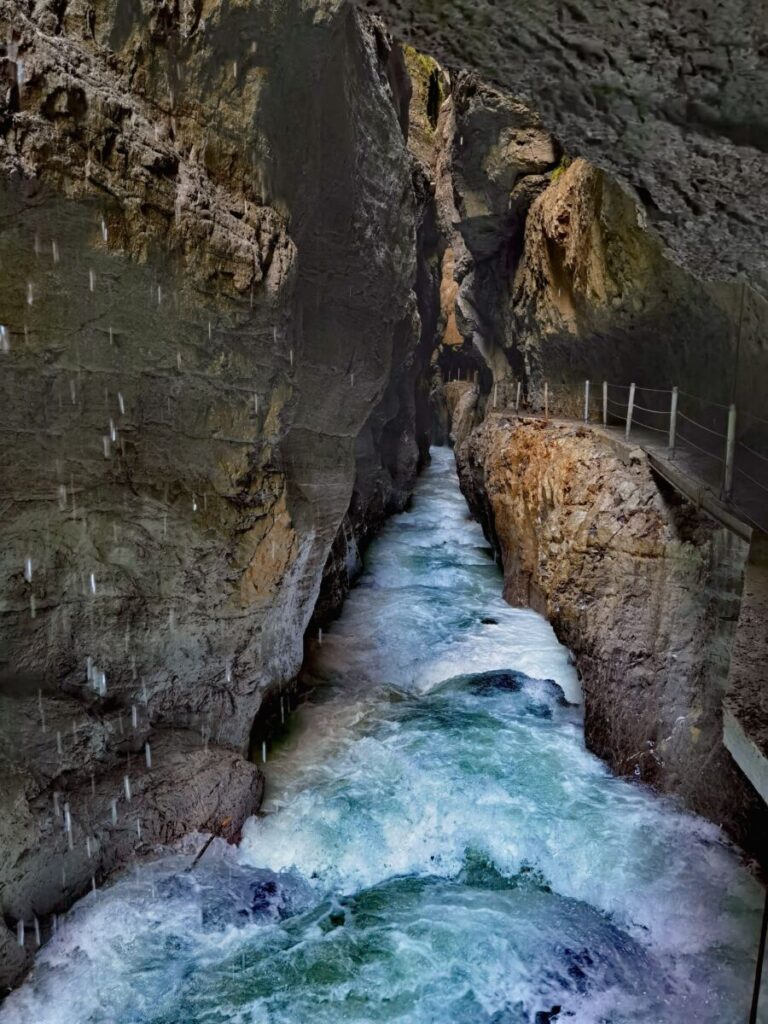 Schlucht Deutschland, die durch die Felsen führt: Die Partnachklamm