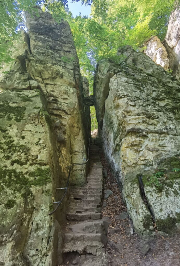 Schluchten zwischen schmalen Felswänden - hier die Teufelsschlucht in der Eifel