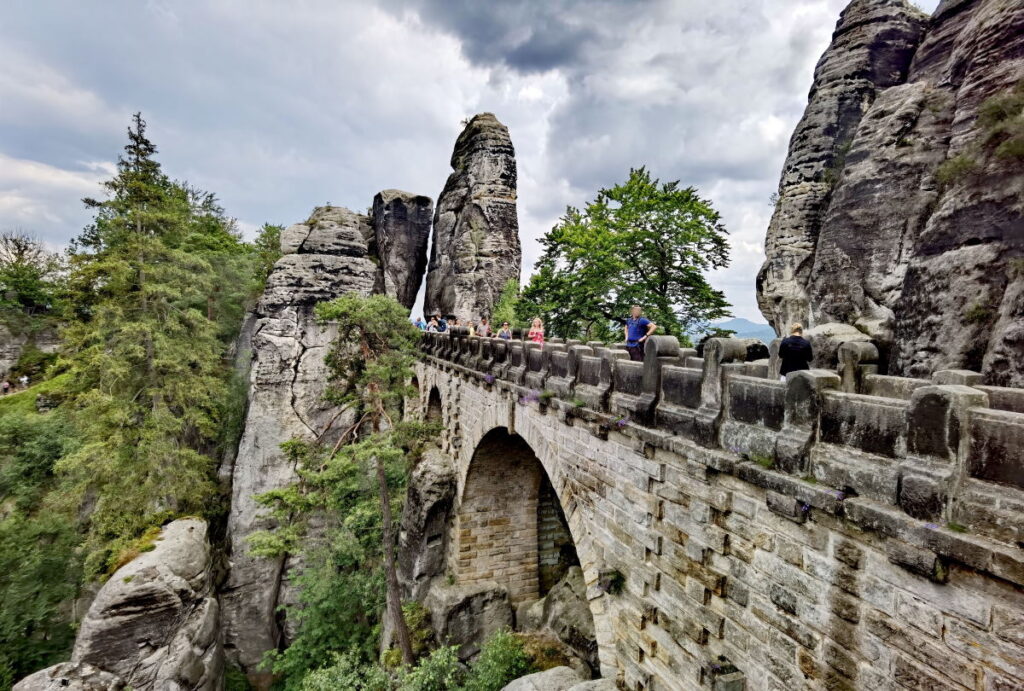 Bastei Sächsische Schweiz: Die Basteibrücke verbindet die Felsen 