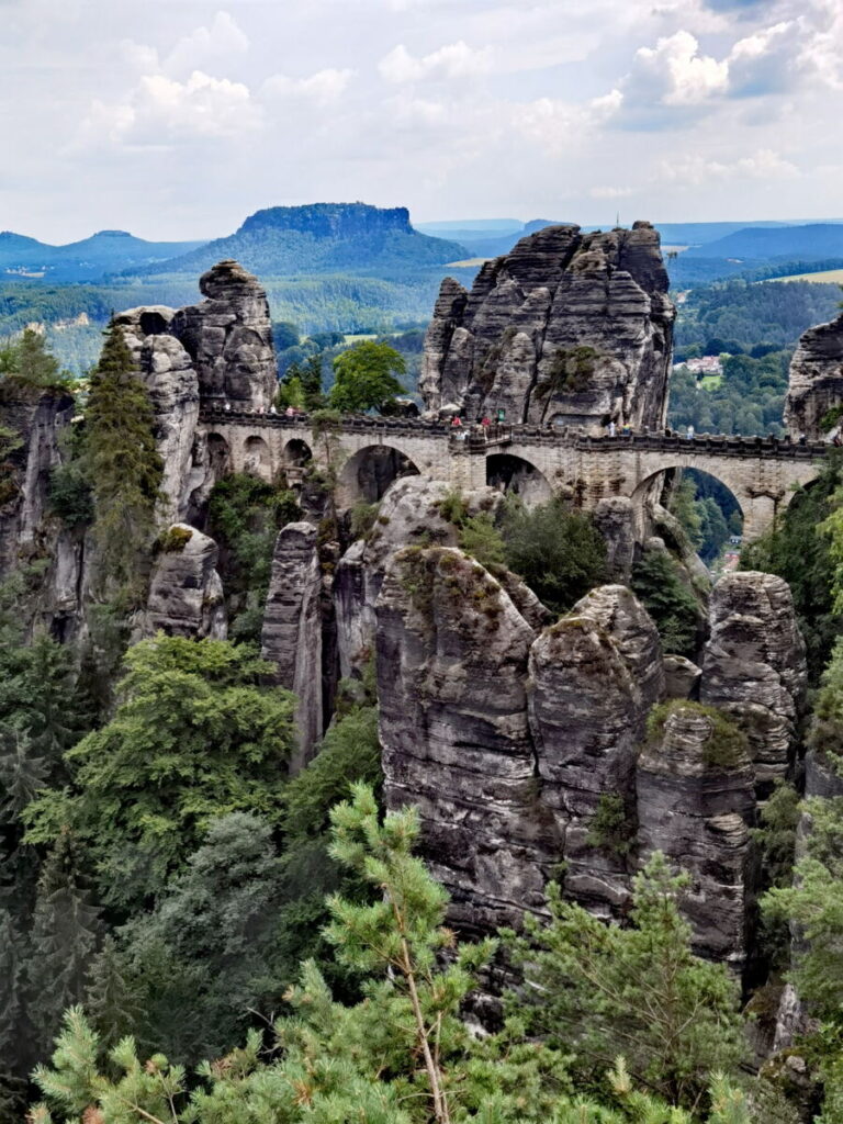 Vom Ferdinandstein hast du diesen berühmten Blick auf die Basteibrücke